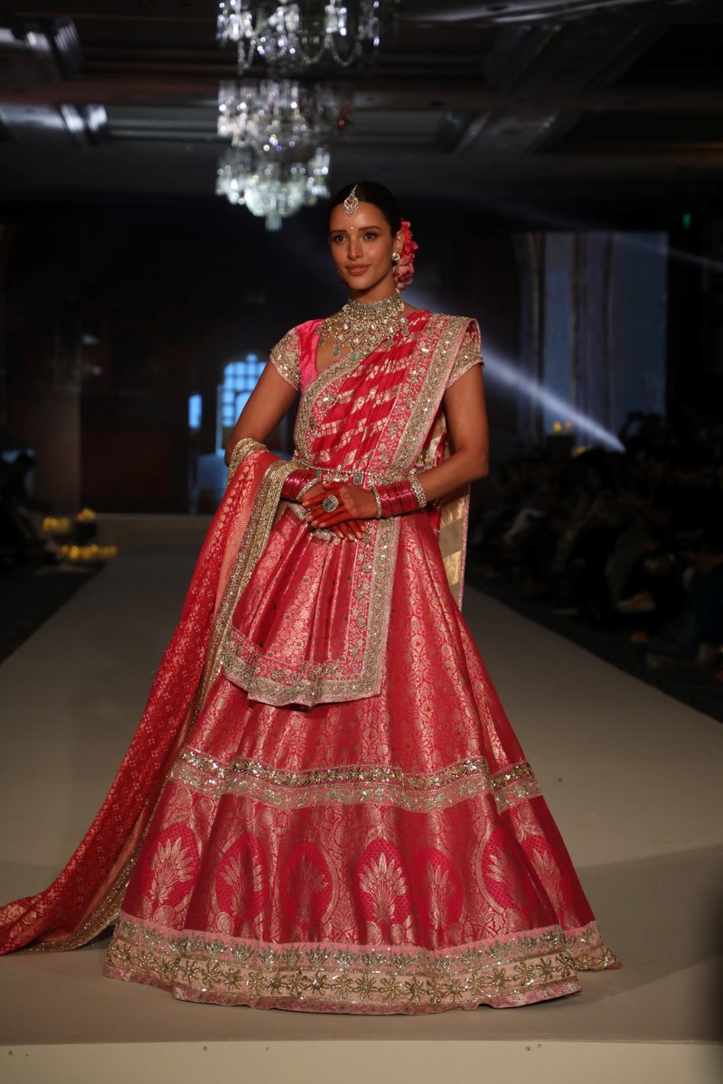 BollywoodH's tweet image. Triptii Dimri recently captivated the audience as she walked the runway for Manish Malhotra, bringing grace and poise to the event! 
.
.
.
.
#TriptiiDimri #ManishMalhotra #FashionForACause