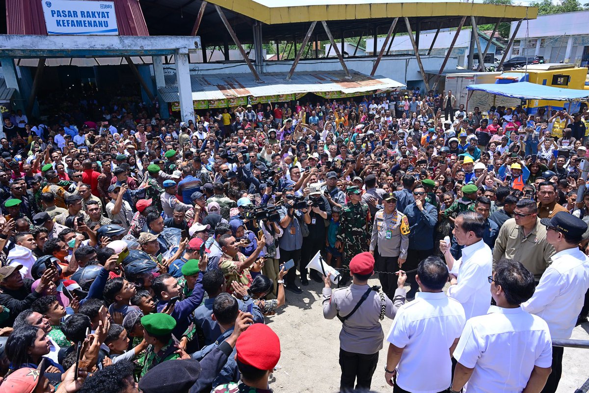 jokowi's tweet photo. Hari ini saya mengecek kondisi harga dan ketersedian sejumlah bahan pokok di Pasar Rakyat Kefamenanu, sekaligus berpamitan kepada masyarakat.

Saya mohon maaf atas kebijakan yang mungkin kurang berkenan selama masa kepemimpinan dan terima kasih atas dukungan serta masukan yang sudah diberikan oleh masyaratakat.

Tabe ma’kase, Timor Tengah Utara. 

*

Foto: Muchlis Jr - Biro Pers Sekretariat Presiden
Lokasi: Kabupaten Timor Tengah Utara (TTU). Rabu, 2 Oktober 2024