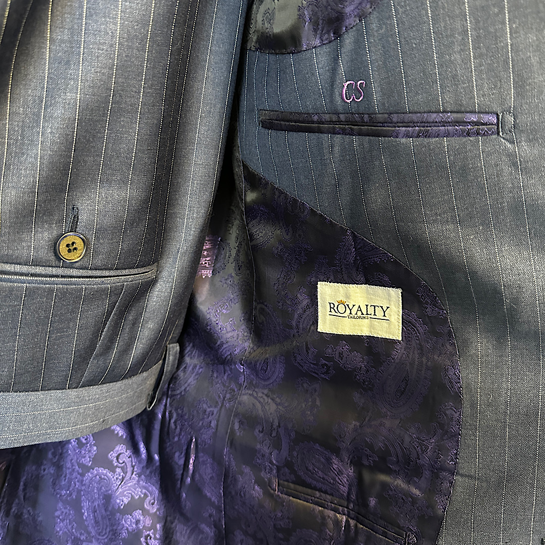 SeebROYALTY's tweet image. It’s all in the details. ✨ 

These vibrant linings add a personal touch to our clients' suits—revealed only when the moment calls for it. 

Custom style from the inside out. 🎨💼 #TailoredStyle #CustomLining #RoyaltyTailoring