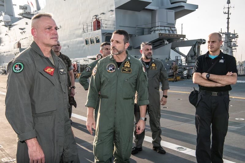 1stMAW_Marines's tweet image. #IlGrandeEquipaggio 🇮🇹 

U.S. #Marine Corps Maj. Gen. Marcus Annibale, commanding general of 1st Marine Aircraft Wing, greets @ItalianNavy Rear Admiral Giancarlo Ciappina and staff aboard the ITS Cavour (CVH 550) at Changi Naval Base, Singapore, Sept. 22, 2024.