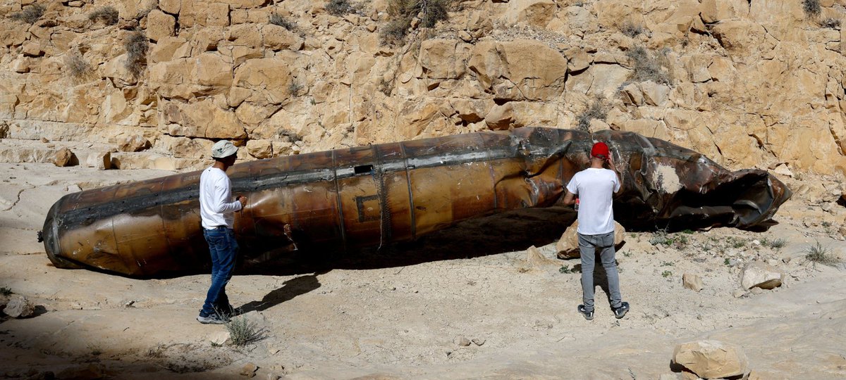 تزامنا مع الإدانات الدولية الواسعة ضد الهجوم الصاروخي الإيراني، والدعوات إلى ضبط النفس، تتجه الأنظار إلى #تل_أبيب لترى الرد الإسرائيلي على #طهران، حيث أكد مسؤولون إسرائيليون أن ردهم سيكون صادما ومفاجئا للجميع. لحظة بلحظة مع تداعيات الأزمة على الرابط التالي في موقع "إيران