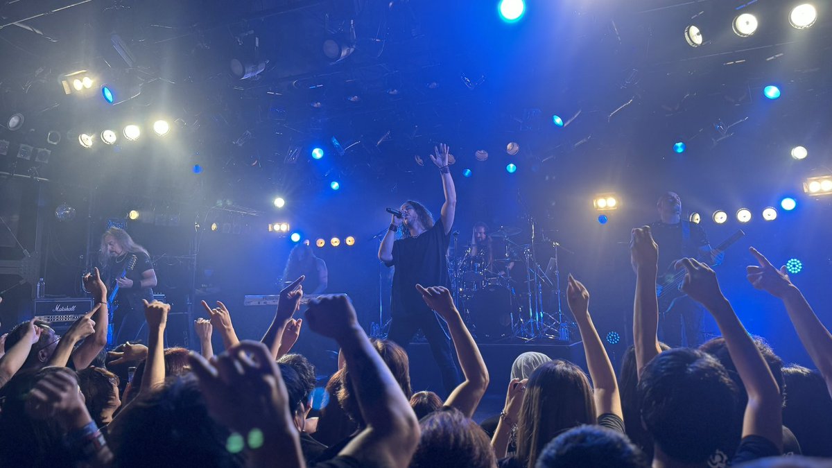 metalseiji's tweet image. 本日はRhapsody of Fireの来日公演を見に梅田クラブクアトロへ
今の彼等はこんなにイケてるのか、というのが率直な感想。オリメンはスタロポリ先生だけだが、現体制かなり良いですね!!
ジャコモの煽り・盛り上げがかなり上手い。
勿論最後は翠玉剣で優勝でしたね♪最高🔥