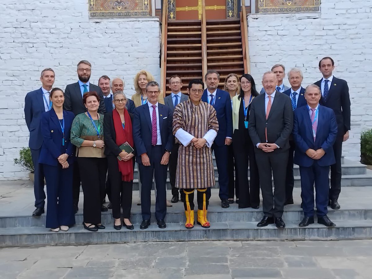 Humbled and impressed to have had
audience w/ His Majesty the King of #Bhutan as part of 🇪🇺Ambassadors visit 2 🇧🇹. HM presented 2 #TeamEurope his vision of #GelephuMindfulnessCity launched at <a href="/BhutanForum/">Bhutan Innovation Forum</a> and patiently answered our queries <a href="/LTEmbassyDelhi/">Lithuania in India</a> <a href="/EU_in_India/">EU in India</a> 🇪🇺🇱🇹🇧🇹