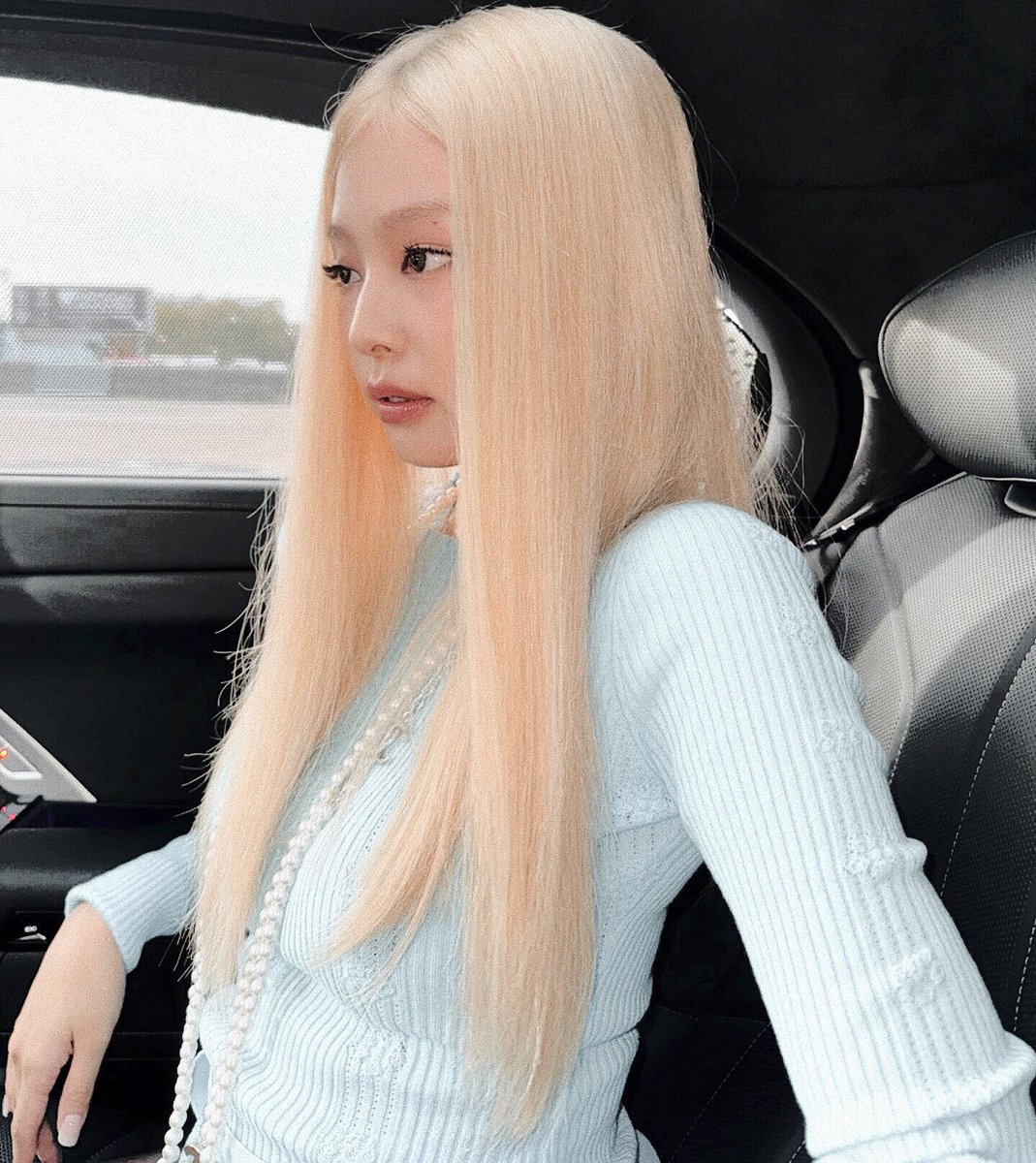 zenneiv's tweet photo. I attended the CHANEL Spring-Summer 2025 'Ready-to-Wear' show at the Grand Palais in Paris. The appearance is different from usual, namely loose blonde hair and a turquoise sweater and pearl necklace, giving me a cold vibe but still elegant like a doll. https://t.co/ozLYPz11Zi