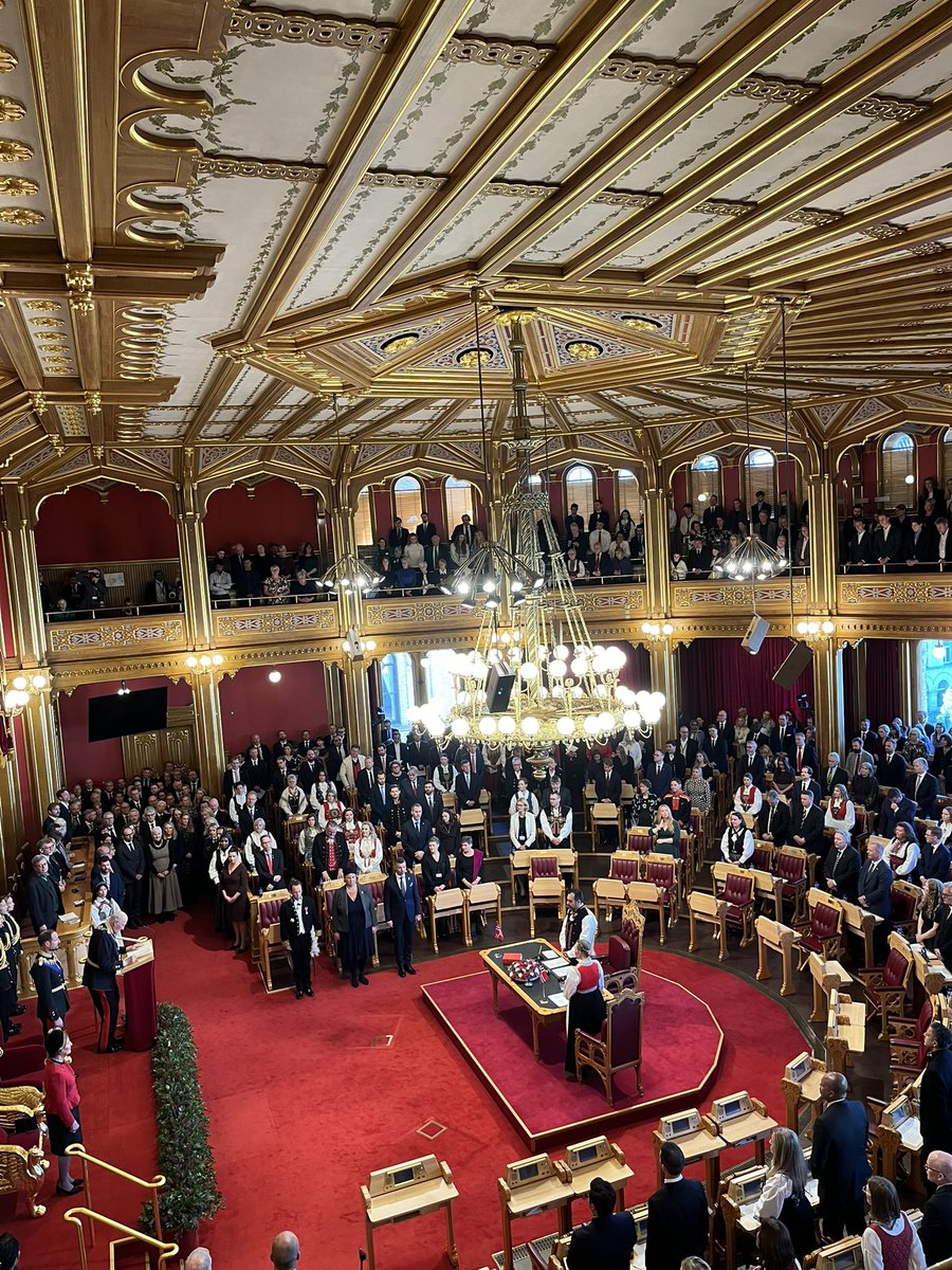 Stortinget's tweet image. H.M. Kongen holder trontalen for Stortinget. 
– Sammen skal vi ta landet trygt gjennom urolige tider, sier han.
