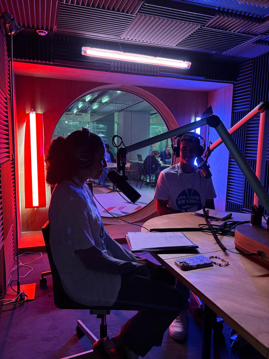 Au programme des jeunes reporters #RéseauMlfMonde : réalisation de reportages, interviews, émissions de webradio…
Une expérience #ÉducMédiasInfo unique au service de l'engagement citoyen, ouvert sur le monde.
Ils portent haut les valeurs de l’éducation et de la #Francophonie24.
