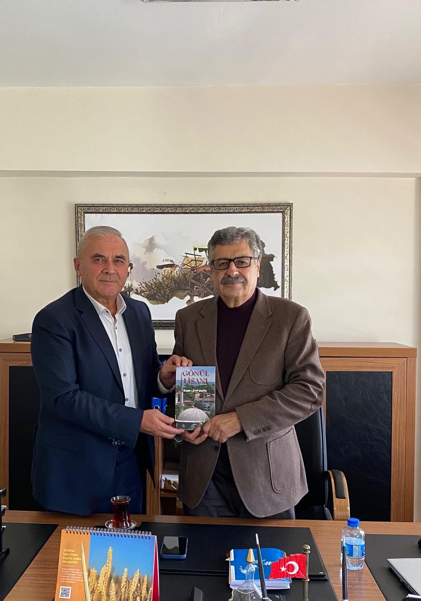 Konukseven's tweet photo. Agricities Eğitim Kordinatörü ,Yazar Ömer Lütfi  Ersöz bey son çıkardığı  kitap olan Gönül Lisanı Şiirlerini hediye etti .Ziyareti için teşekkür ederim. https://t.co/1pnwY5bcc7