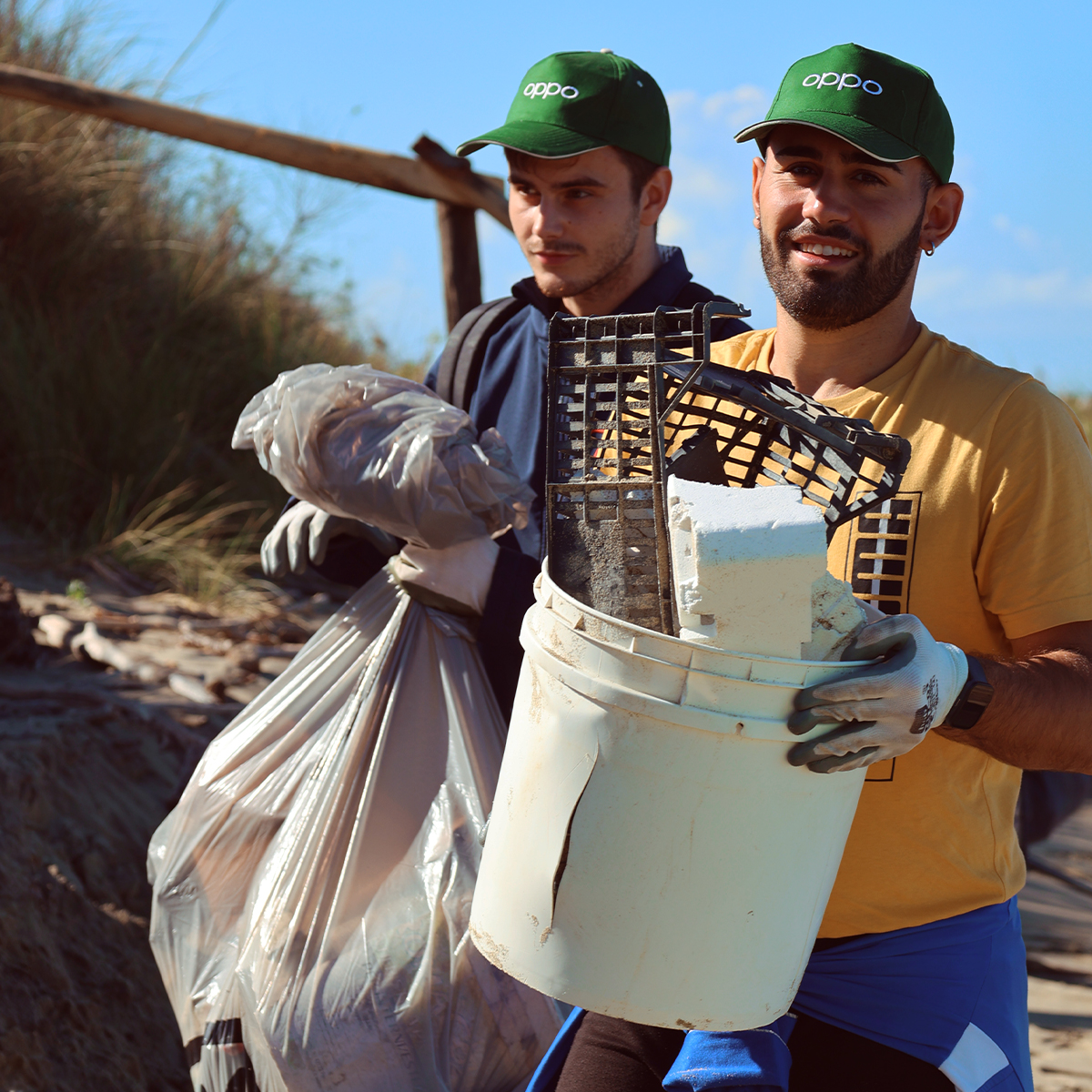 oppoitalia's tweet photo. A Napoli e Pisa, insieme a Plastic Free e @FjonaCakalli abbiamo fatto la differenza!

Proprio come l'AI Eraser 2.0 della #OPPOReno12Series rimuove gli elementi indesiderati dalle foto, noi abbiamo ripulito le spiagge, restituendo loro la bellezza originaria.
#CleanAndErase https://t.co/8w6bZNG9bw