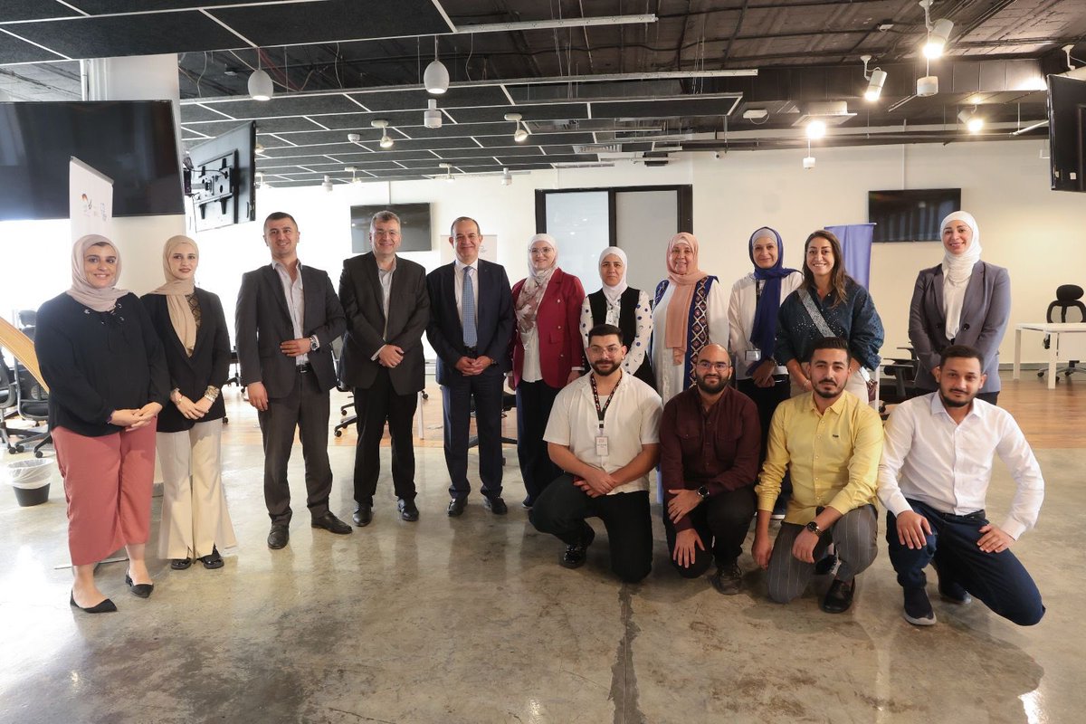 MoDEEJO's tweet photo. زار وزير الاقتصاد الرقمي والريادة سامي سميرات ترافقه الامين العام سميرة الزعبي حاضنة ومسرعة أعمال جوردن ستارت في محافظة إربد اليوم، حيث اطلع على المشاريع الريادية المبتكرة واستمع إلى أفكارهم وملاحظاتهم. 

#ريادة_الأعمال #الاقتصاد_الرقمي #إربد 

@SamiSmeirat 
@JordanStart1 https://t.co/EyVnR8HqVE