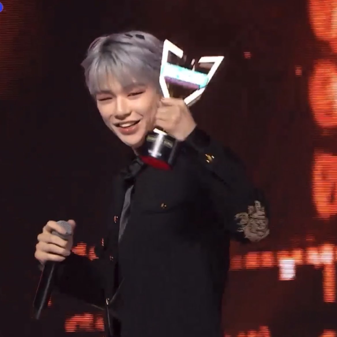 DieuDanielAngel's tweet photo. 강다니엘! 플로디!
컴백1위 너무 축하해~!!
고생 많았어!!

#ElectrickShock_1stWin https://t.co/LQQAs9AOOT