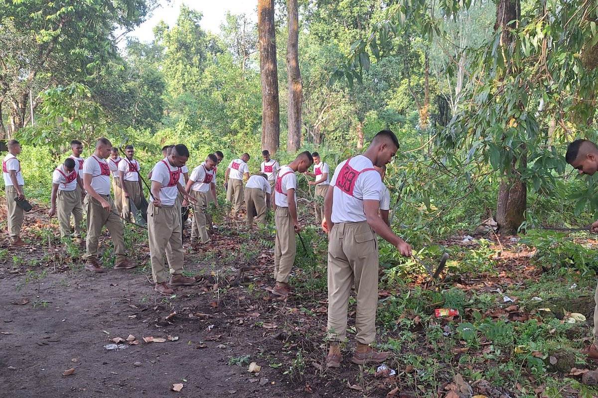 stcbsfnb's tweet image. &quot;Today, under the aegis of SWACHATAHISEVA campaign,STC BSF NB conducted SHRAMDAAN in and around STC campus as our committment to cleanliness and sustainability. Together, let’s build a cleaner, greener India for future generations! 🇮🇳&quot;