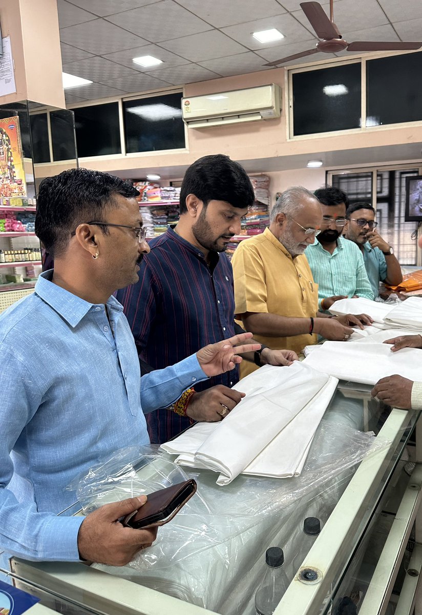 monil_thaker's tweet photo. 2 ઓક્ટોબર ગાંધીજી ની જન્મ જયંતિ નિમિત્તે ખાદી ની ખરીદી કરી. 
#ખાદી-આત્મનિર્ભરતાનો-માર્ગ  @narendramodi @AmitShah @ratnakar273 @CRPaatil @sanghaviharsh @Bhupendrapbjp @MLASandipDesai @purneshmodi @DarshanaJardosh https://t.co/NebHjk9Anv