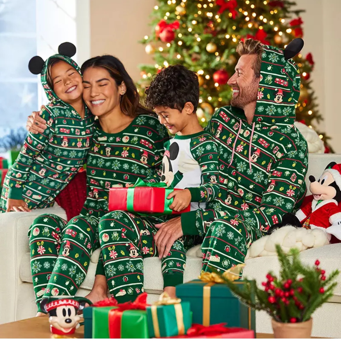 MouseMornings's tweet image. Christmas in October? 2024 Disney Holiday merch is now live on the Disney Store 🎄 🎁 
disneystore.com/holiday-shop-c…