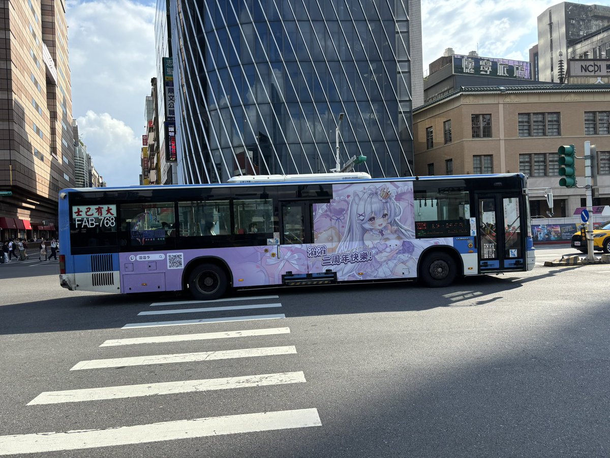 212直滔滔ラ兩週年公車滔滔ラ今天（10/2）公布了兩週年公車的車牌，不過我在9月28日就拍到這輛公車了XD 路線：212直舊莊-青年公園