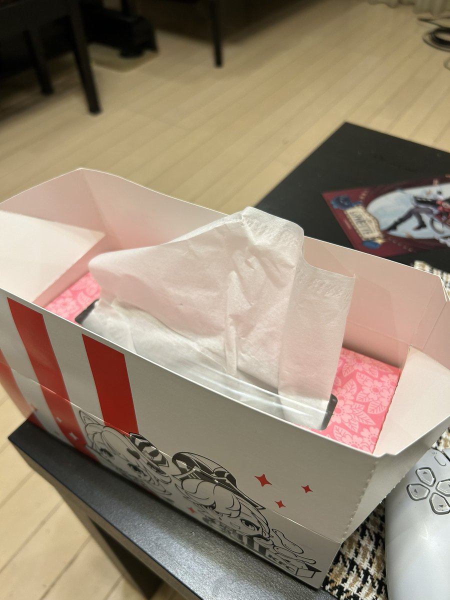 caret_oboist's tweet photo. 原神コラボのチキンのボックスはティッシュボックスにしたらいいというツイートが流れてきた。あんた天才だな。さっそく作ってみることにした。バイト時代を思い出してボックスをしめる。コツは、ティッシュの出口のボックス側を少し折ること。これいいじゃん、ぴったり。天才のそれだな。 https://t.co/baOIZcZapF