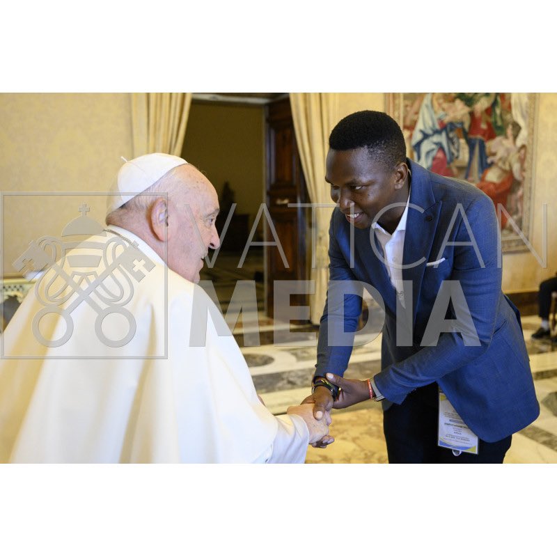 Kwa Makadala ya Mwenyezi Mungu Nimekutana na Baba Mtakatifu Papa Francis nikiwa miongoni mwa Vijana 50 Duniani tulioalikwa Ikulu ya Papa Vatican kupokea Ujumbe wa Vijana kushiriki katika ujenzi wa Amani🇹🇿🤝🇻🇦
<a href="/CarolNdosi/">Carol Ndosi</a> <a href="/ayubu_madenge/">Ayubu Madenge</a>
