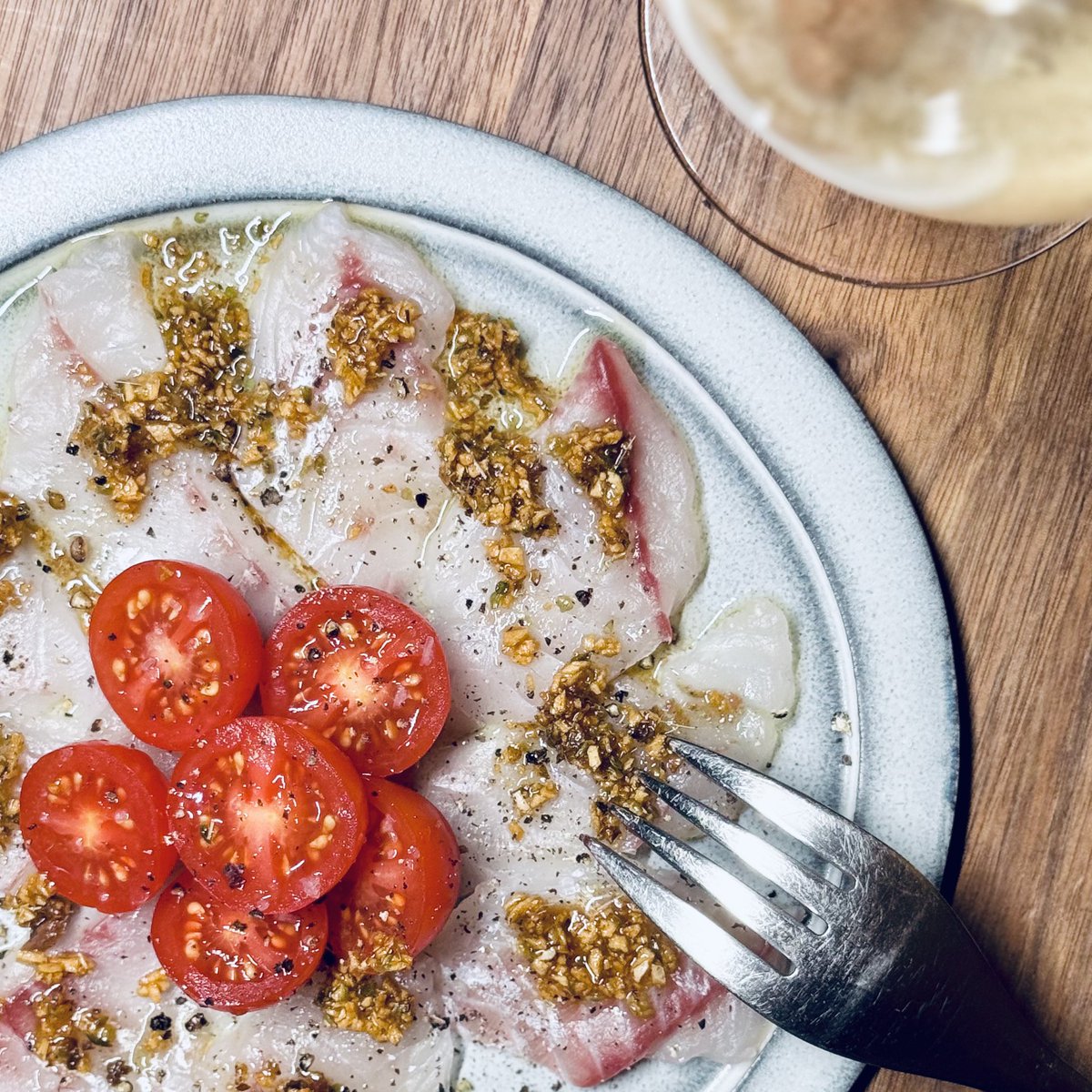 cosk's tweet image. 今月の弾き語りワンマンライブはいつものカホンオケに自前のハモリも入れるつもりで、今ずっと作業してるんだけど選んだ曲にゴスペルコーラスが出てきて大変なことになってる

#carpaccio #fishcarpaccio #カルパッチョ #sashimi #刺身 #cooking #クッキング #foodstagram #foodporn