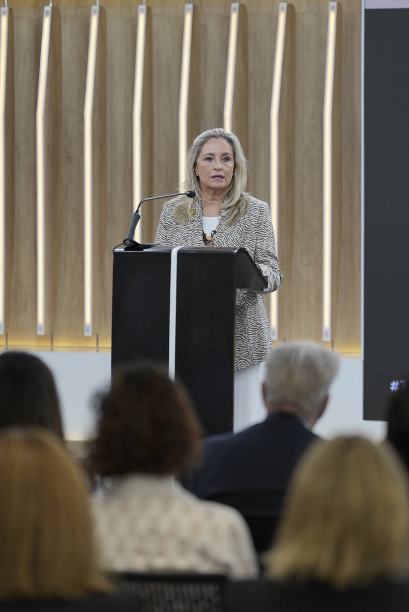 🗣️ La presidenta de <a href="/AsocEyC/">EJE&CON</a>, <a href="/cristinasancho/">Cristina Sancho 🇪🇸🇪🇺</a>, destaca los valores y el Código EJE&amp;CON por su capacidad de impacto y aboga por un liderazgo femenino equilibrado.

#PremiosEJECON #Diversidad #Igualdad #TalentoSinGénero #TalentoSinGeneración #GalaPremios