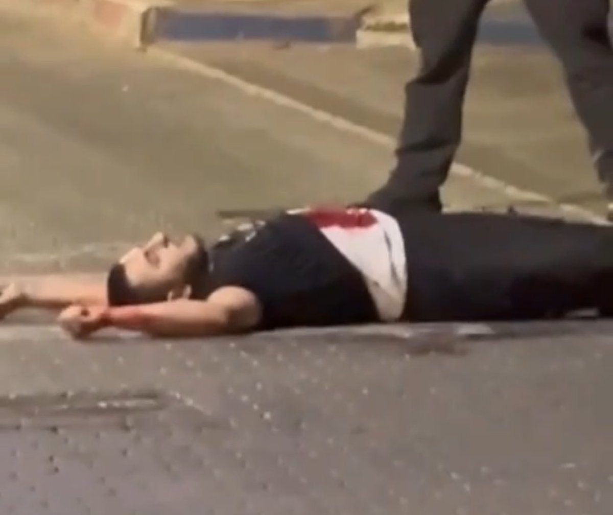 يمشـي فـ عاصمـة المحتـل بـ سلاحـة ويقتـ'ل منهـم كل اللـي يقابلـوا فـ الشـارع !!! أقسـم بالله مستـويَ شجاعـة وبطولـه مستحيـل تسمـع عنـة غـير فـ حكايات الأساطـير والأبطـال الخارقـيين

الله يرحمـه ويدخلـه الجنة يـارب ..