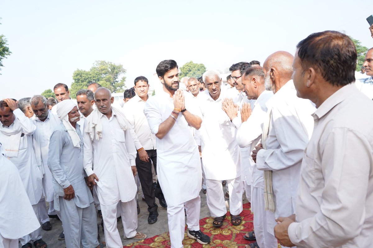आदमपुर के ग्रामीण चौकीदार संघ, सर्व कर्मचारी संघ व समस्त छिम्पी समाज ने भाजपा व चौ. भजन लाल परिवार के प्रति आस्था जताई। उनका हृदय से आभार व स्वागत। आपकी हर उम्मीद व अपेक्षा पर खरा उतरूँगा।

#भव्य_आदमपुर  #आदमपुर #Adampur #56साल_विश्वास_और_विकास_के #भरोसा_दिल_से #भाजपा_फिर_से