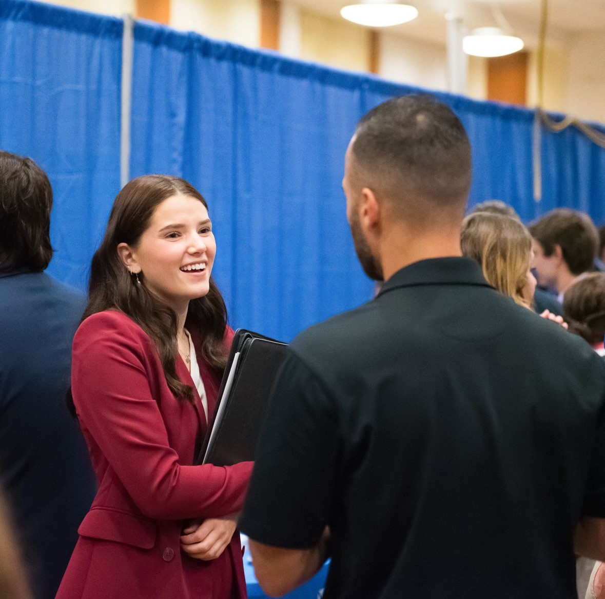 Today’s the day for Business and Communications majors! 📈📢 Join us at the Career and Internship Fair from 11:00 a.m. to 3:00 p.m. at the Mountainlair Ballrooms.

More details: app.joinhandshake.com/career_fairs/4…