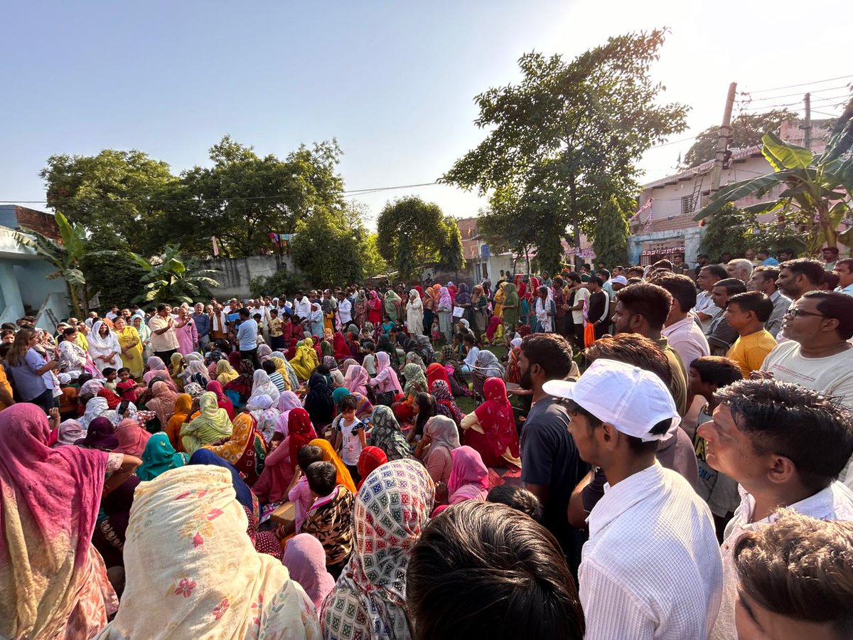 kumudnirakesh's tweet image. अंबेडकर पार्क सधरना के लोगों का यह स्नेह और समर्थन मेरे लिए अमूल्य है। आप सभी के समर्थन से हम इस क्षेत्र में विकास और प्रगति की एक नई गाथा लिखेंगे। आइए, 5 अक्टूबर को बैलट नंबर 8, बाल्टी चुनाव निशान पर वोट देकर हमारी कार्यनीति को विजयी बनाएं! आपका समर्थन हर कदम पर महत्वपूर्ण है।🪣