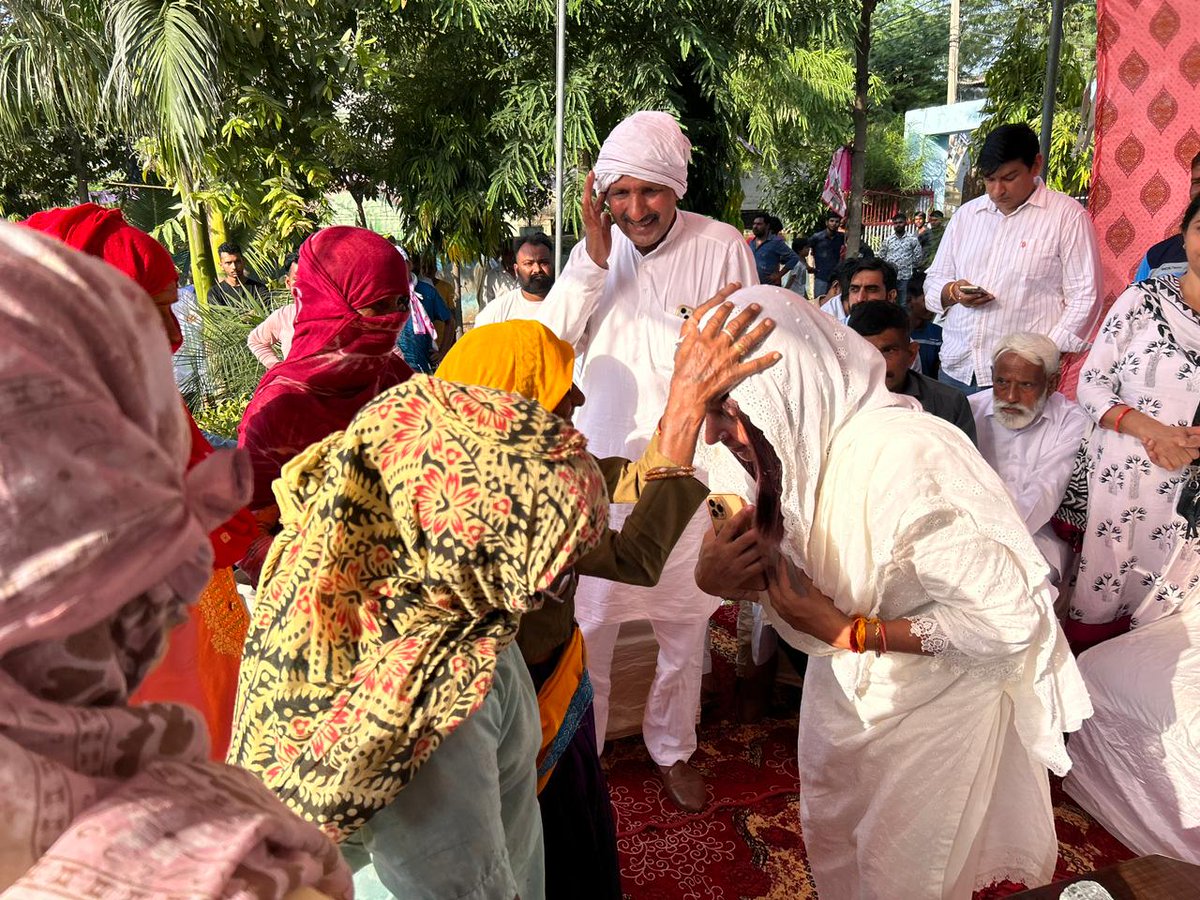 kumudnirakesh's tweet image. अंबेडकर पार्क सधरना के लोगों का यह स्नेह और समर्थन मेरे लिए अमूल्य है। आप सभी के समर्थन से हम इस क्षेत्र में विकास और प्रगति की एक नई गाथा लिखेंगे। आइए, 5 अक्टूबर को बैलट नंबर 8, बाल्टी चुनाव निशान पर वोट देकर हमारी कार्यनीति को विजयी बनाएं! आपका समर्थन हर कदम पर महत्वपूर्ण है।🪣