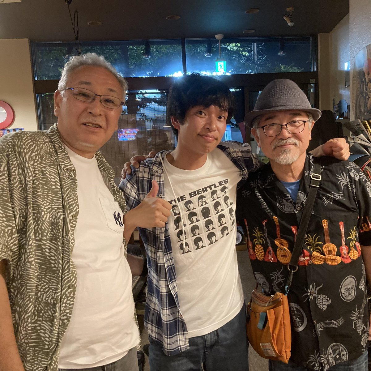 MasatakaIshioka's tweet photo. 中華倉一廊にて、偶然にも昔お世話になった音楽先輩のお二人に再開。
もう15年以上会いしてなくて、20代の右も左も分からない私を導いてくれたお二人です。
一緒にイベントとか沢山やらせて頂いて楽しかったなぁ。
比較写真は18年前くらい？？年月を感じますね！
本当に嬉しい出来事でした！ https://t.co/FfnSrkUjYI