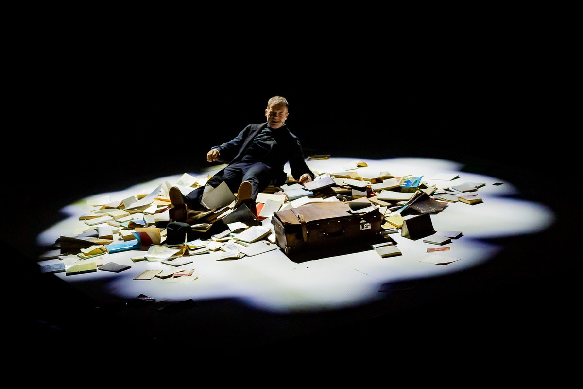 TSB - Teatro Stabile di Bolzano (@teatrotsb) on Twitter photo Questa sera debutta la stagione 24/25 di #Bolzano con l'anteprima di Mein Kampf di <a href="/stefanomassini/">Stefano Massini</a>.
In scena il 2, 4, 5, 6 ottobre al Teatro Comunale prima del debutto al <a href="/Piccolo_Teatro/">Piccolo Teatro</a> di Milano a partire dall'8 ottobre
ph. Filippo Manzini
#Teatro Questa sera debutta la stagione 24/25 di #Bolzano con l'anteprima di Mein Kampf di <a href="/stefanomassini/">Stefano Massini</a>.
In scena il 2, 4, 5, 6 ottobre al Teatro Comunale prima del debutto al <a href="/Piccolo_Teatro/">Piccolo Teatro</a> di Milano a partire dall'8 ottobre
ph. Filippo Manzini
#Teatro