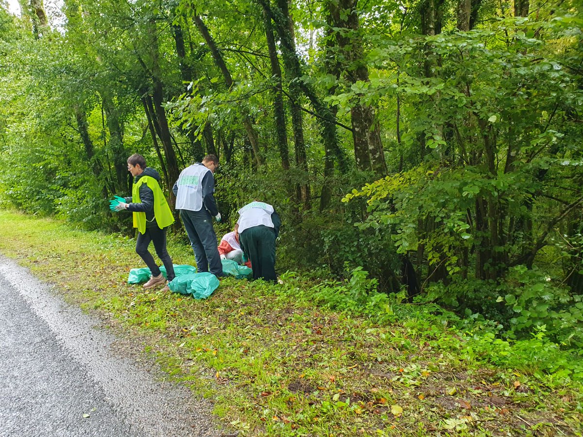 ✅ Lundi 30 septembre des élèves du collège R Aubry ont participé à l'action "Nettoyons la nature " 🍀 La collecte moins conséquente que d habitude se finalise par une vingtaine de sacs ramassés pour un total d'environ 200kg de déchets dans la nature.
