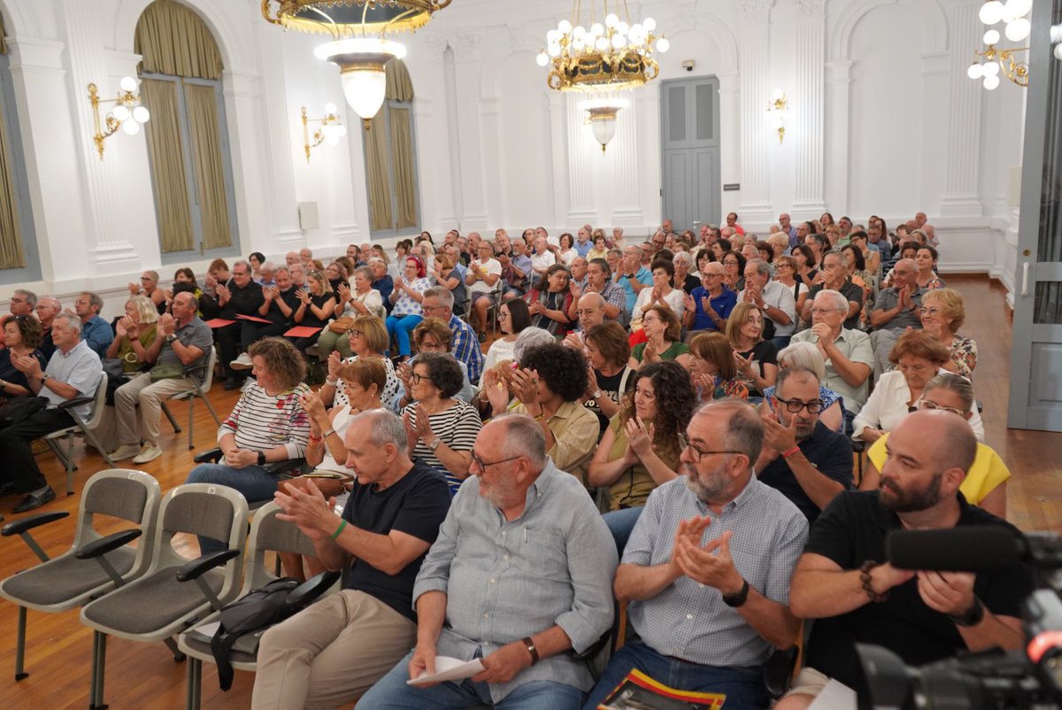📖Ahir va tindre lloc a la Casa de Cultura la presentació de l’edició de bibliòfil del llibre “Xàtiva” de Vicent Andrés Estellés, amb motiu del centenari del seu naixement. Un acte organitzat per <a href="/AmicsCostera/">Amics de la Costera</a> i on va estar present Carmina Andrés, filla del poeta.