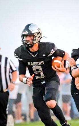 epicteamcamps's tweet image. Player of the Week!  Wyatt Frey
@RaiderCoachB @lnraiders
28 carries for 268 yards, 4 rush td's. 13/17 pass for 174 yards, 4 passing td's.
#epicfootballcamps 
#FridayNightLights
📸🏈 by Rachelle Sander  
Sponsored by First State Bank🏦