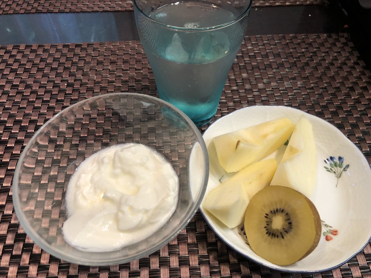 y_mondayfasting's tweet photo. 不食日完遂！翌日は思ったほど減らなかったけど久しぶりのプレーンヨーグルトと季節の果物の旨さが身に染みました。良食日のランチを経て今夜はバースデー。ベーシック実行中だけど今夜は夫からのプレゼントを満喫しちゃいました笑明日は体重増加だけど、また減らそう
#月曜断食 https://t.co/6JtE3sLppJ