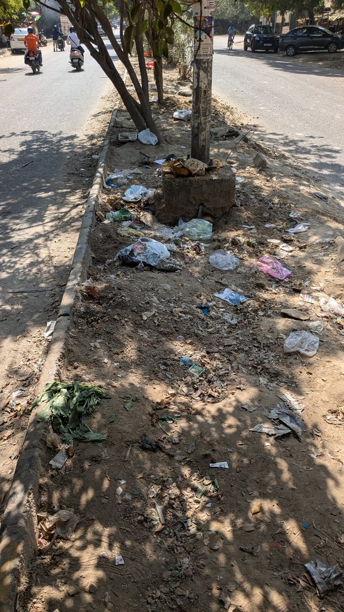 SANKET (@sanketpandey94) on Twitter photo <a href="/gdagzb/">GDA Ghaziabad</a> <a href="/RNextension/">Raj Nagar Extension Ghaziabad 🇮🇳</a> <a href="/AMRUTCityGzb/">Ghaziabad Nagar Nigam</a> <a href="/dm_ghaziabad/">DM Ghaziabad</a> SCC heights KDP grand windsor paradise society जाने वाली सड़क कि डिवाइडर अपनी अंतिम सांसें गिन रही है। दुकानदार ने इसे कचड़े दान बना रखा है। डिवाइडर ध्वस्त होने कि कगार पर है। प्रशासन डिवाइडर के रखरखाव हेतु आवश्यक कार्रवाई करें <a href="/gdagzb/">GDA Ghaziabad</a> <a href="/RNextension/">Raj Nagar Extension Ghaziabad 🇮🇳</a> <a href="/AMRUTCityGzb/">Ghaziabad Nagar Nigam</a> <a href="/dm_ghaziabad/">DM Ghaziabad</a> SCC heights KDP grand windsor paradise society जाने वाली सड़क कि डिवाइडर अपनी अंतिम सांसें गिन रही है। दुकानदार ने इसे कचड़े दान बना रखा है। डिवाइडर ध्वस्त होने कि कगार पर है। प्रशासन डिवाइडर के रखरखाव हेतु आवश्यक कार्रवाई करें
