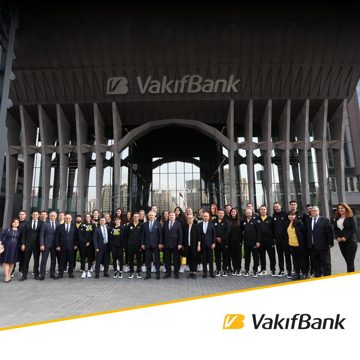 VakifBankSK's tweet photo. Takımımız bugün VakıfBank Genel Müdürlüğünü ziyaret ederek Başkanımız Abdi Serdar Üstünsalih'in ev sahipliğinde kulüp yönetimimizle kahvaltıda bir araya geldi. 💛🖤 Sporcularımız VakıfBank "B'iz Müzesi"ni de ziyaret ederek Banka ve Kulüp tarihine kısa bir yolculuk gerçekleştirdi. https://t.co/NA1ke1hhB4