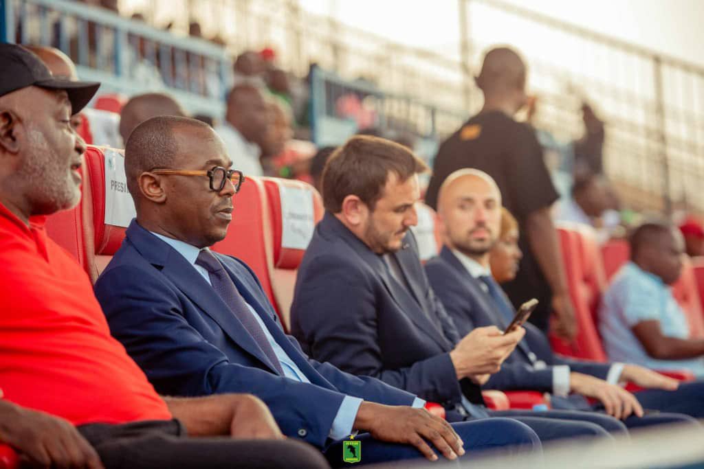 jenovicmbowa1's tweet image. 🛑| #RDC #VCLUB | Amadou Diaby : "Je suis venu pour un projet, pas pour un match"

La question de sa démission n’a jamais été à l’ordre du jour. Amadou Diaby, président de l'AS V.Club, a dans une allocution empreinte de sérénité et de détermination, tenu à