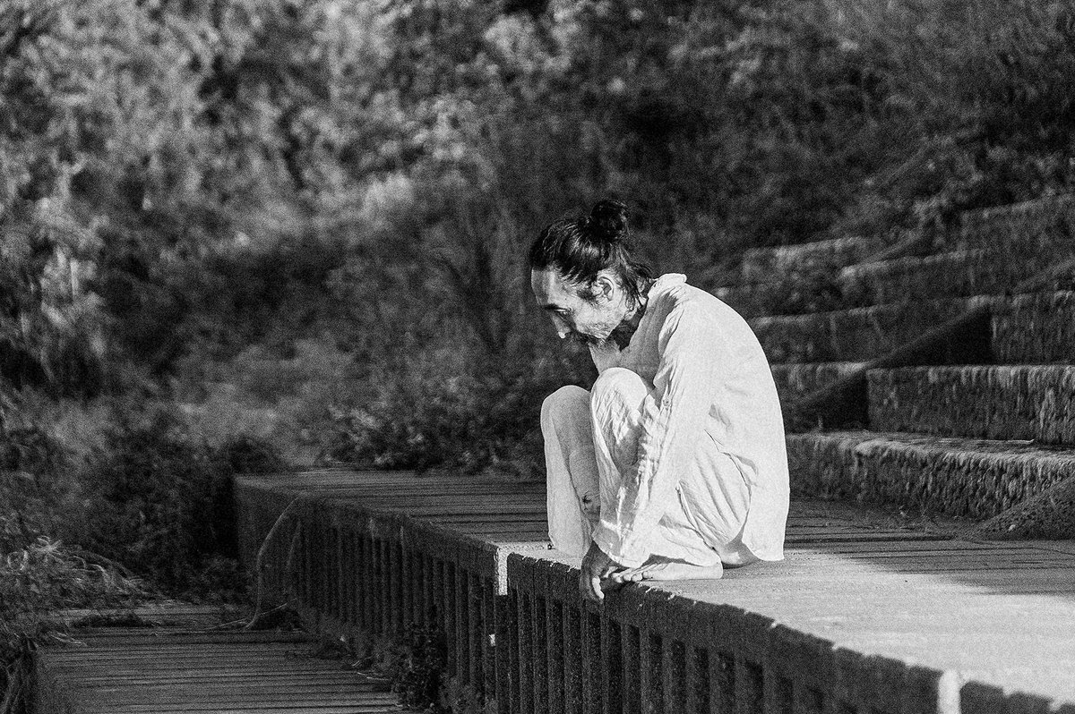 舞踏家・竹内空豆さん(<a href="/soramame_dance/">竹内空豆</a>)と久々にコラボ。これは今日のはじまりの一場面。闘病中の空豆さんだけれど、踊っている最中は痛みも飛んでゆくんだよな、と。同感です、私もどれだけ身体痛酷くても、撮影の最中はそれを忘れる。吹っ飛んでゆく。そういうものなんだよね、きっと。