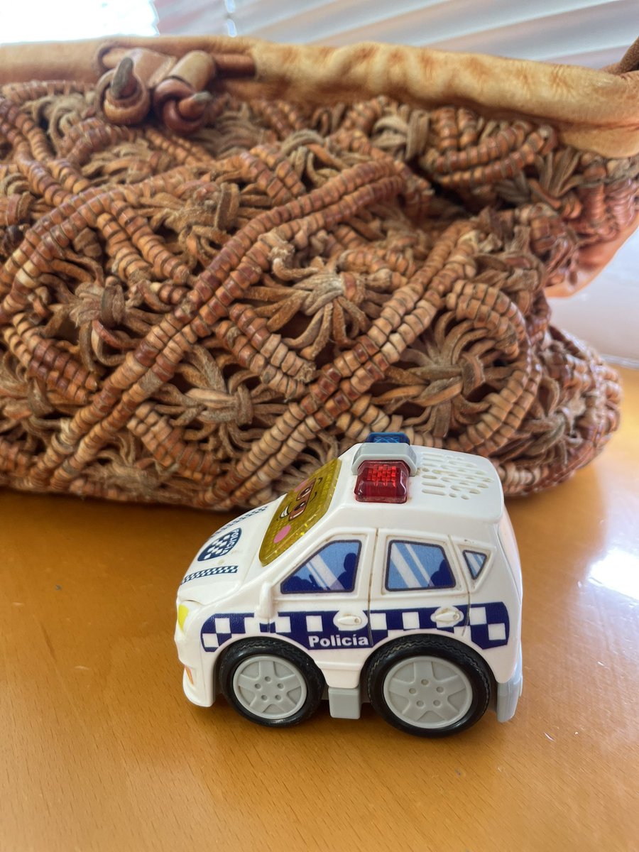 Hi ha coses que últimament m’acompanyen a tot arreu, també a la feina 🤦🏽‍♀️