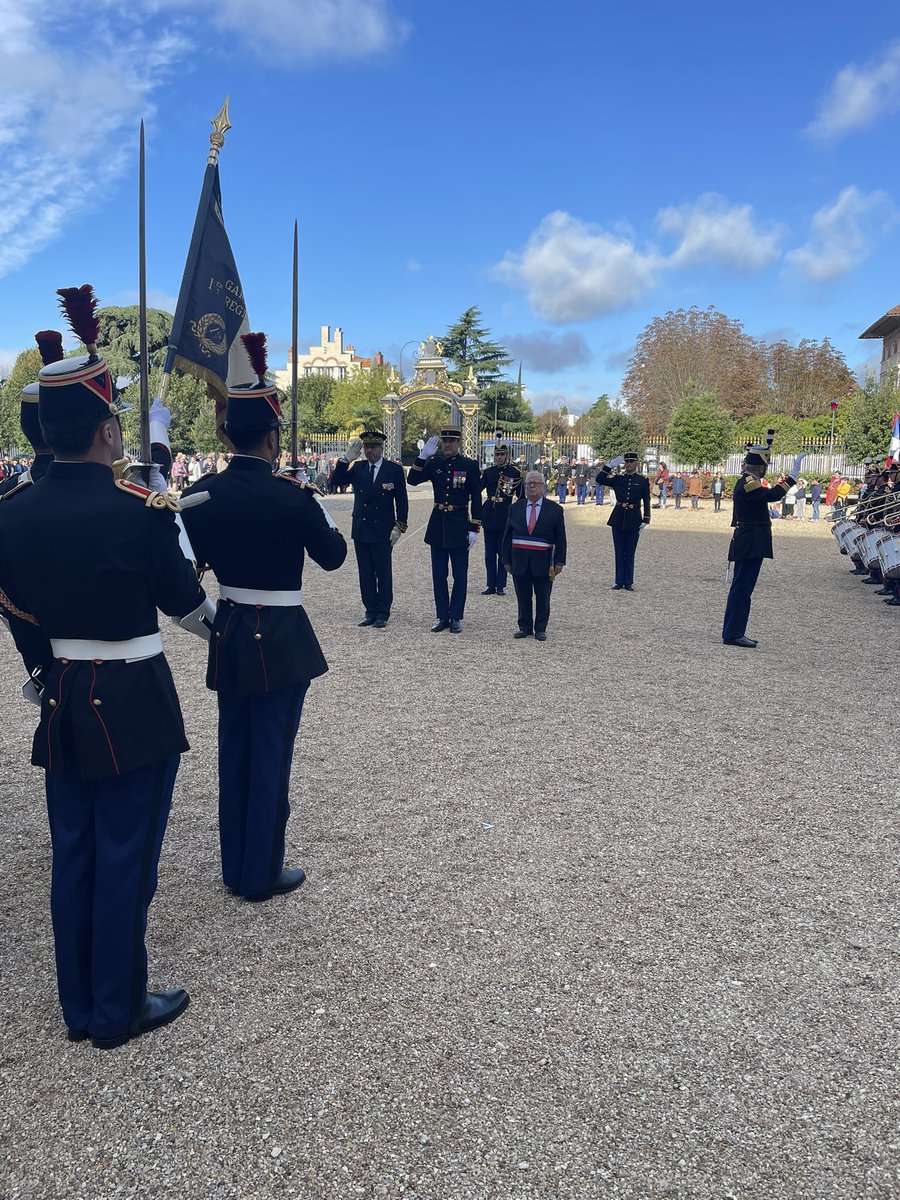 JacquesMyard's tweet photo. Hier 1er Octobre au château cérémonie de #prisedecommandement du #capitaine Maxime Boutrouille du 1er #Régimentd’infanterie de la #GardeRepublicaine en présence du colonel R.Heliot,du Lieutenant-colonel N.Catroux,du sous Préfet Winckler sans oublier 120 écoliers enthousiastes !!! https://t.co/ffwIKD7TTj