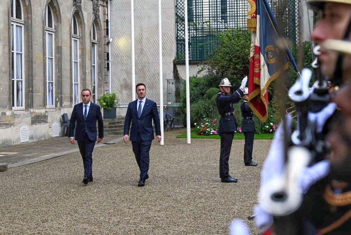 SebLecornu's tweet photo. Le 3 octobre 1964, le général de Gaulle arrive en Argentine dans le cadre de sa tournée en Amérique latine.

60 ans plus tard, sous l'impulsion du président Macron et du président Milei, nous redoublons d'efforts pour renforcer notre relation de défense : échanges avec mon homologue @luispetri sur la situation internationale et la coopération 🇫🇷🇦🇷