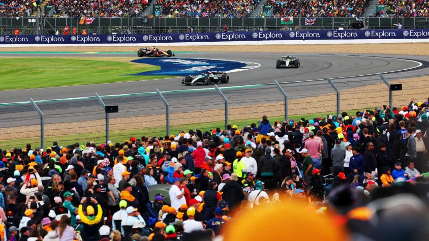 ¿Sabes cómo el circuito de #Formula1 de #Silverstone equilibra el impacto que tiene en la ciudad y las necesidades logísticas de este mega-evento? <a href="/stephbazire/">Stephane Bazire</a>, Dir. de sostenibilidad del circuito nos lo cuenta en: 
Apple: apple.co/4daQlzm
Spotify: bit.ly/4ewdME