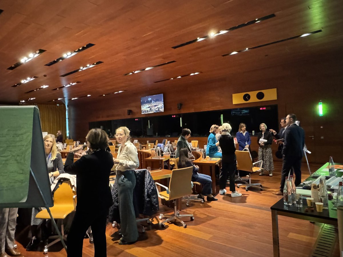 AWalterDrop's tweet photo. We meet today @EUCourtPress in #Luxembourg for an inter-institutional seminar on how to assure all young #1nt we so dearly need come to work with us in the future. We look for talent to keep the debate going in #multilingual Europe and to  secure a #sustainable service. https://t.co/xQRd8EeKnQ