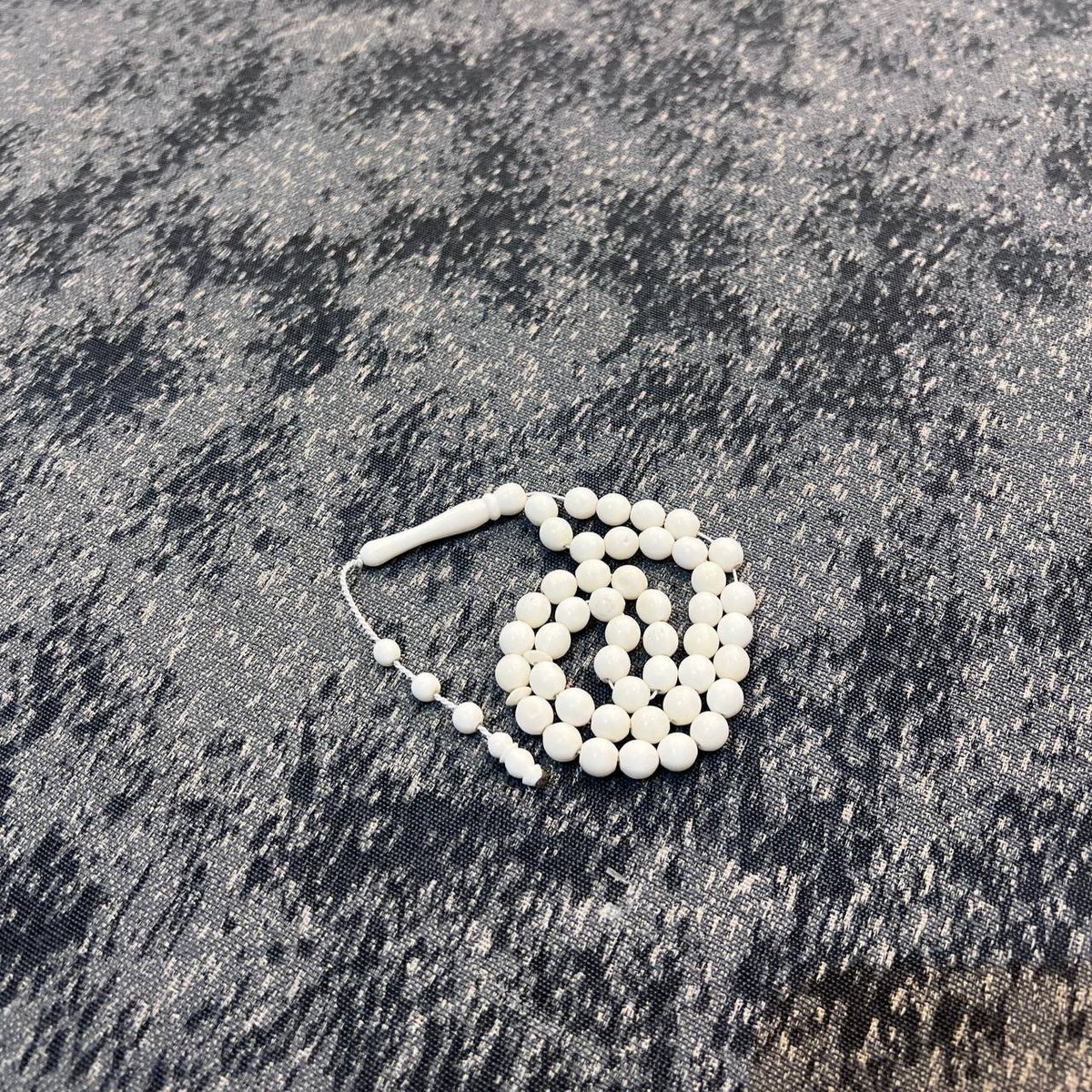 عزي لمنهو سبحته راس ماله              
لا ضاق صدره قام يفرك خرزها