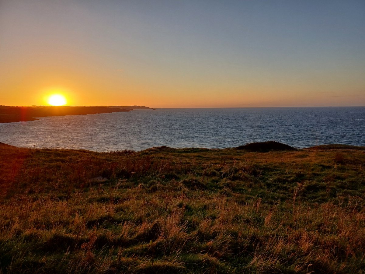 kendie's tweet photo. The golden hour just before sunset. Looking out from the kitchen window. #goldenhour #sunset #Anglesey #pointlynas https://t.co/FNRvm7SLe5