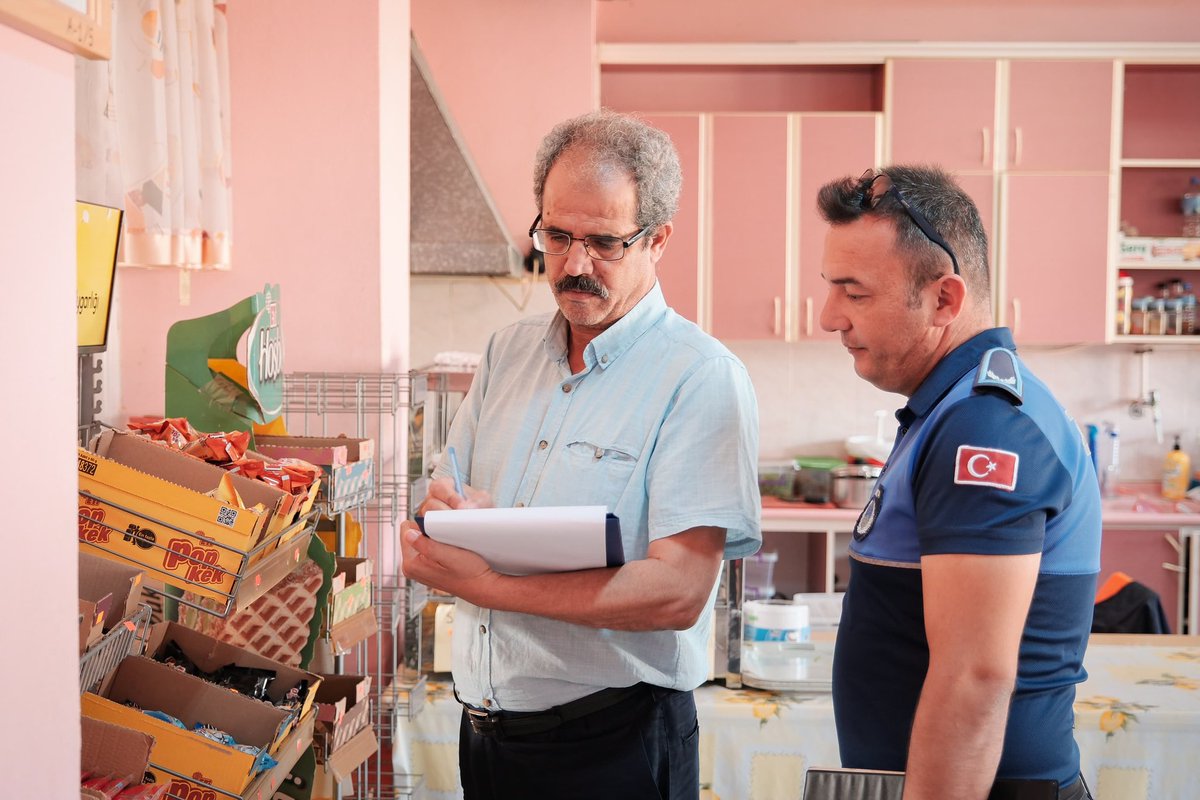 Bergama’daki okul kantinlerimizi denetlemeye devam ediyoruz. 

İklim Değişikliği ve Sıfır Atık Müdürlüğü ile Zabıta ekiplerimiz sağlıklı ve güvenli gıda tüketimini sağlamak için hijyen koşulları, ürün tazeliği, son kullanma tarihi konularında denetimlerini titizlikle sürdürüyor.
