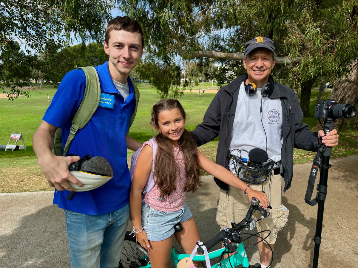 TonyMouleart's tweet photo. We continue shooting my feature film #BikeHelmetHarry at different locations. #filmmaker #director #indiefilm #film #comedy #dancefilm #BikeHelmetHarryFilm #wemakemovies
@wemakemovies @alecboeschen @emilyraineyx
#gosquirrely #gosquirrelyproductions #indiefilmmaker #bikefilm https://t.co/k6HMiipLLJ