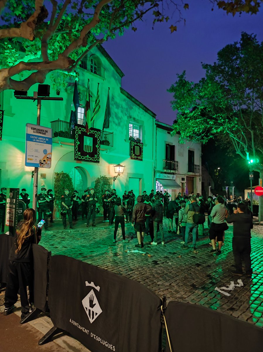 taromaru87's tweet photo. Los antidisturbios, todos hombres, custodiando el ayuntamiento del PSC frente a jovenes, mayormente mujeres, celebrando la salida del ayuntamiento de la alcaldesa más populista y menos socialista que puede haber existido. @ajesplugues https://t.co/sK0wkxue7k