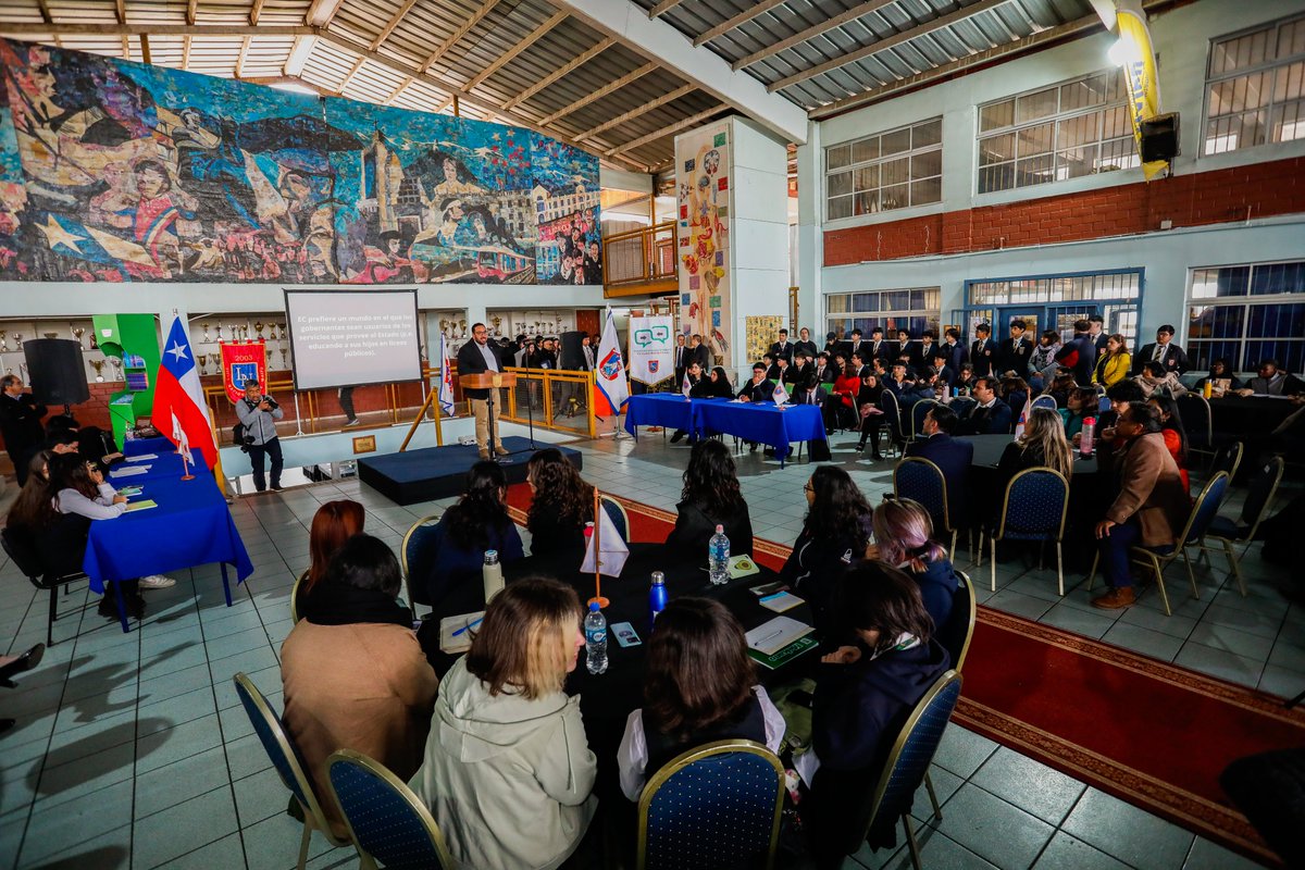 Mineduc's tweet photo. El ministro de Educación, Nicolás Cataldo, participó en la ceremonia de inauguración del 2° Torneo Interregional de Debate 2024, organizado por el Liceo Nacional de Maipú. https://t.co/1LblgN3fby
