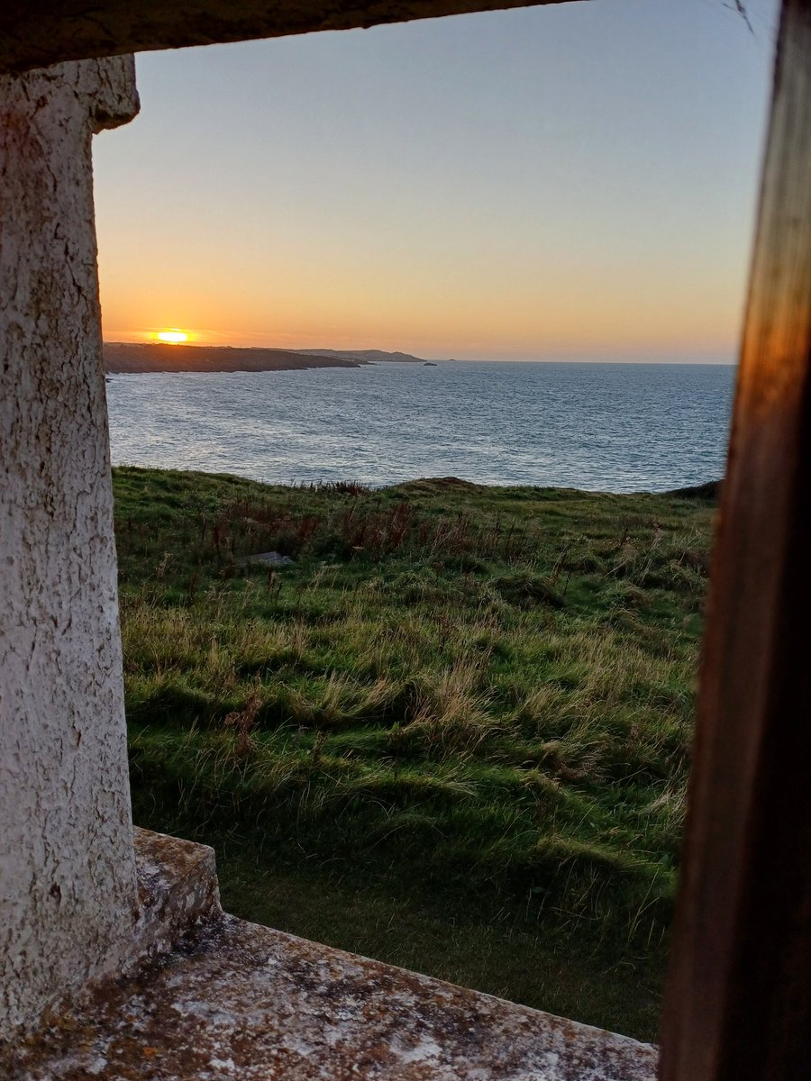 kendie's tweet photo. Sunset at Point Lynas. Perfect end to the day #pointlynas #Anglesey #sunset https://t.co/qQXiogwDrA