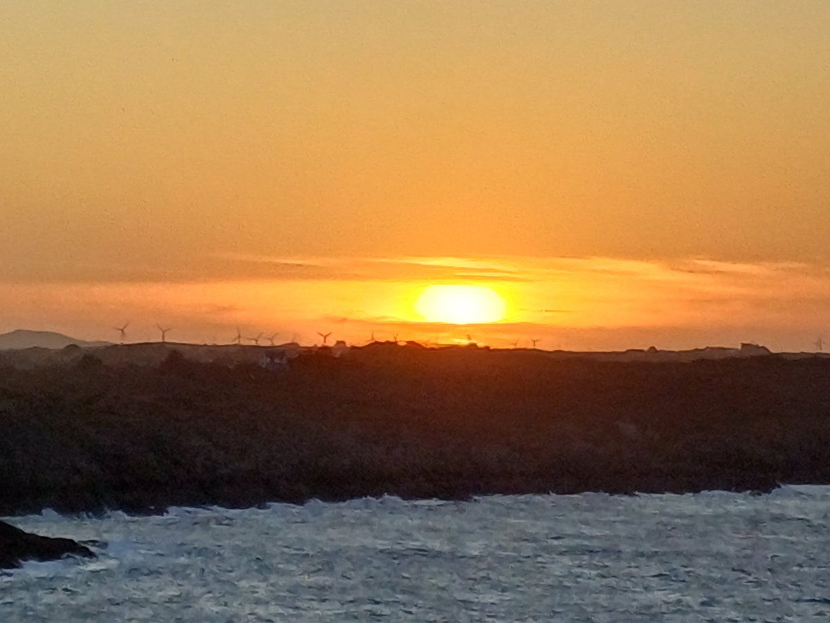 kendie's tweet photo. Sunset at Point Lynas. Perfect end to the day #pointlynas #Anglesey #sunset https://t.co/qQXiogwDrA